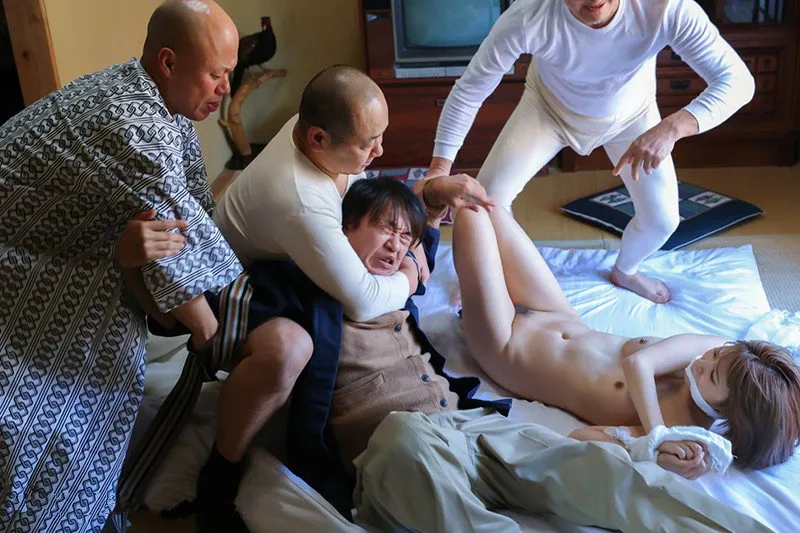 ông xã nhìn vợ yêu bị những tên tù vượt ngục cưỡng hiếp